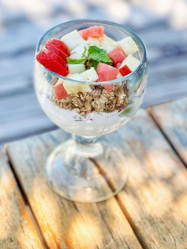 Fruits & Granola (T)